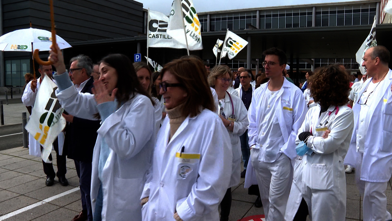 Los médicos mantienen el pulso por un estatuto propio y contra las guardias de 90 horas