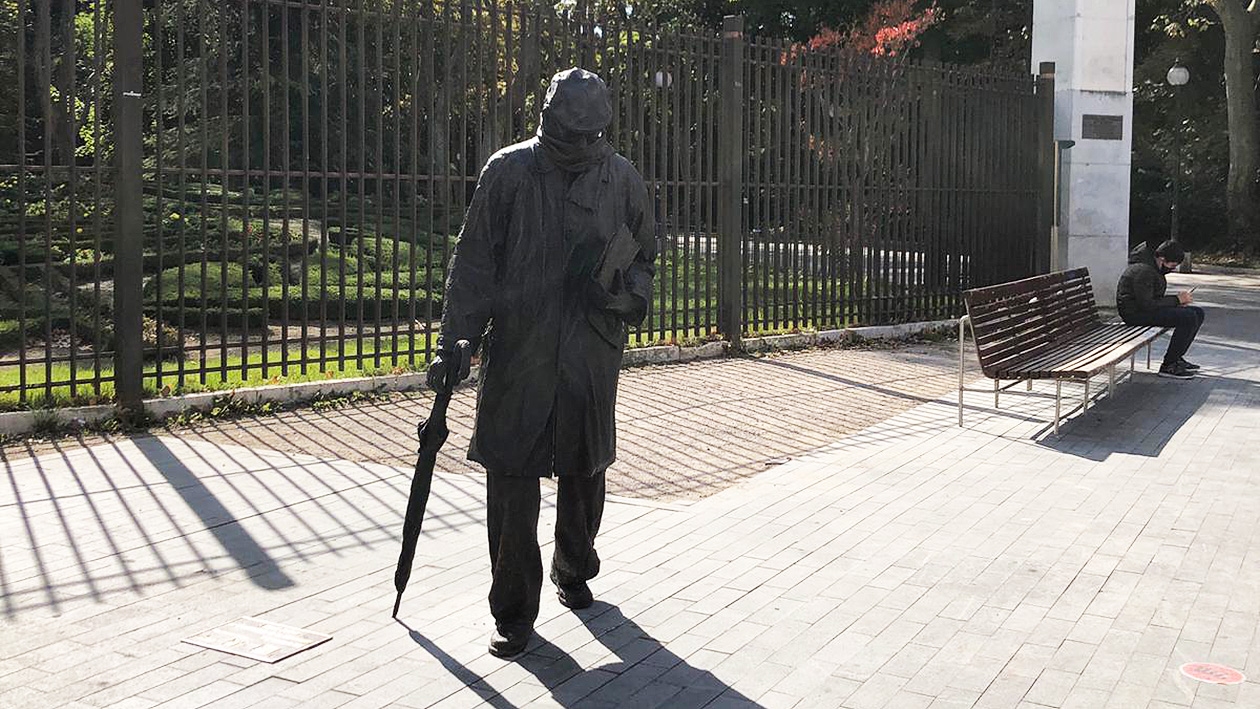La estatua de Miguel Delibes ya acompaña a los vecinos y visitantes de Valladolid