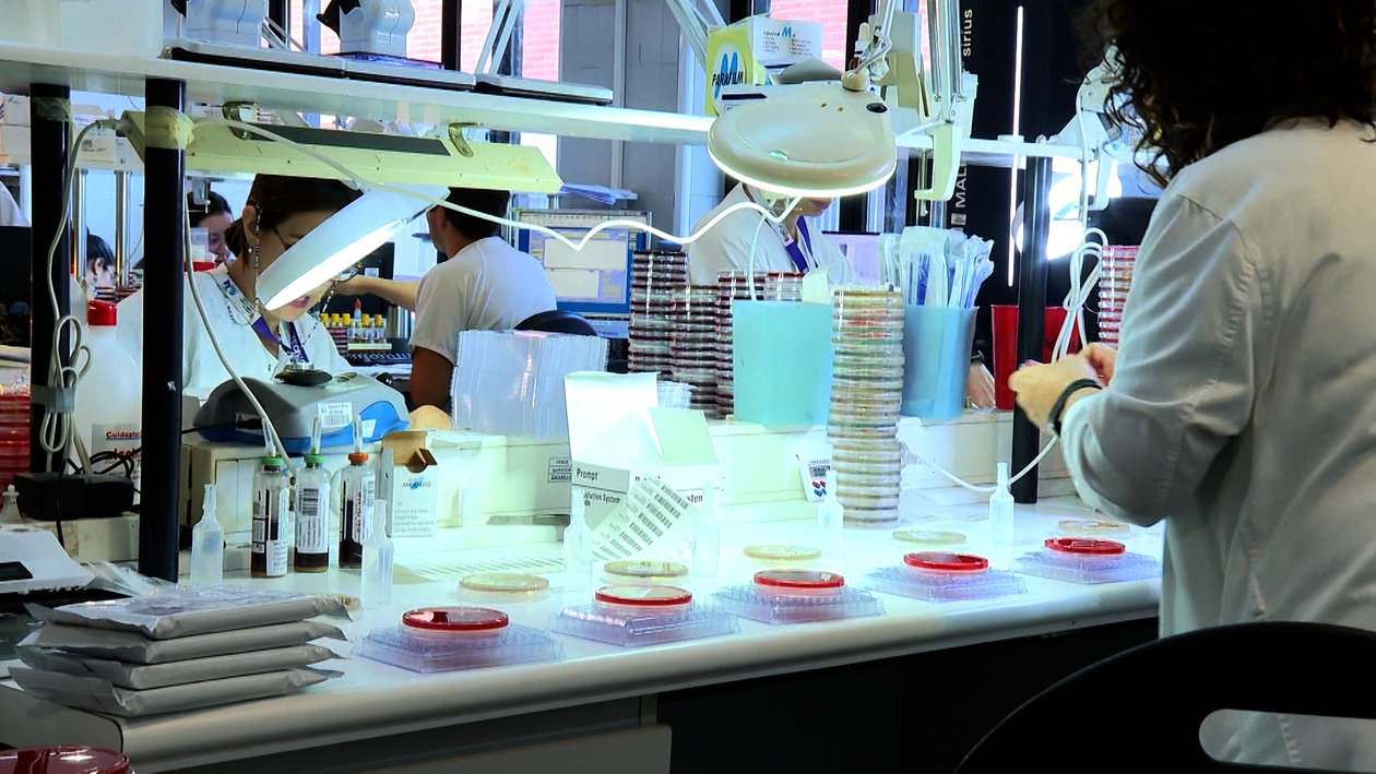 El Hospital El Bierzo automatiza su laboratorio de microbiología para diagnosticar infecciones en minutos