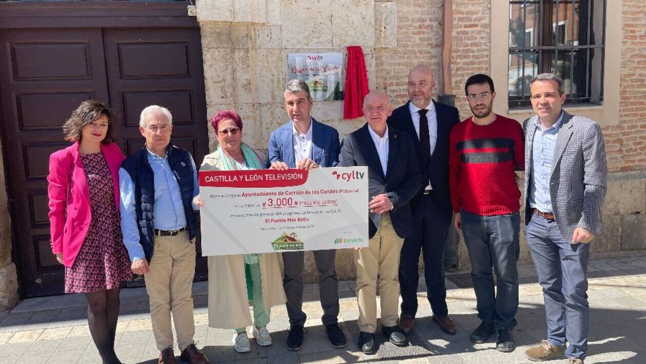 Carrión de los Condes ya luce la placa que lo acredita como ‘El pueblo más bello de Castilla y León 2023’