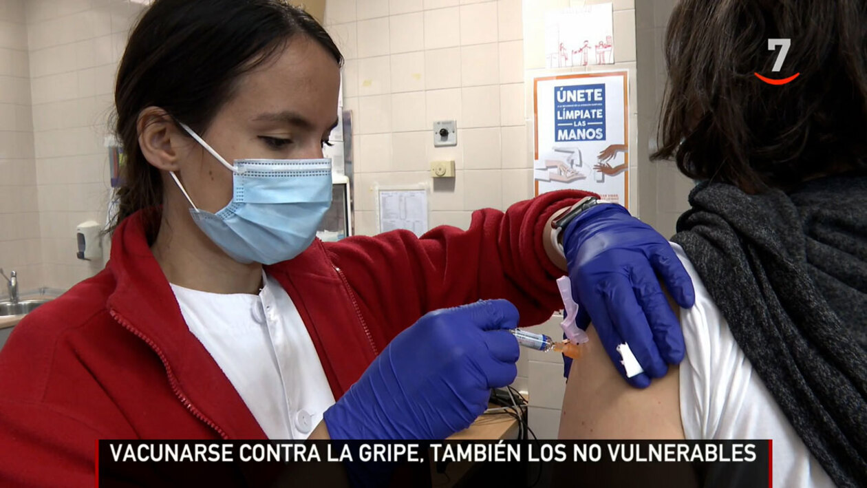 La vacunación frente a la gripe puede reducir el riesgo de mortalidad hasta la mitad en el caso de los mayores