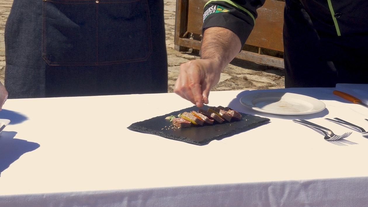 Tataki de lomo de vaca madurado 45 días, ciruelas encurtidas y emulsión de mostaza y sésamo