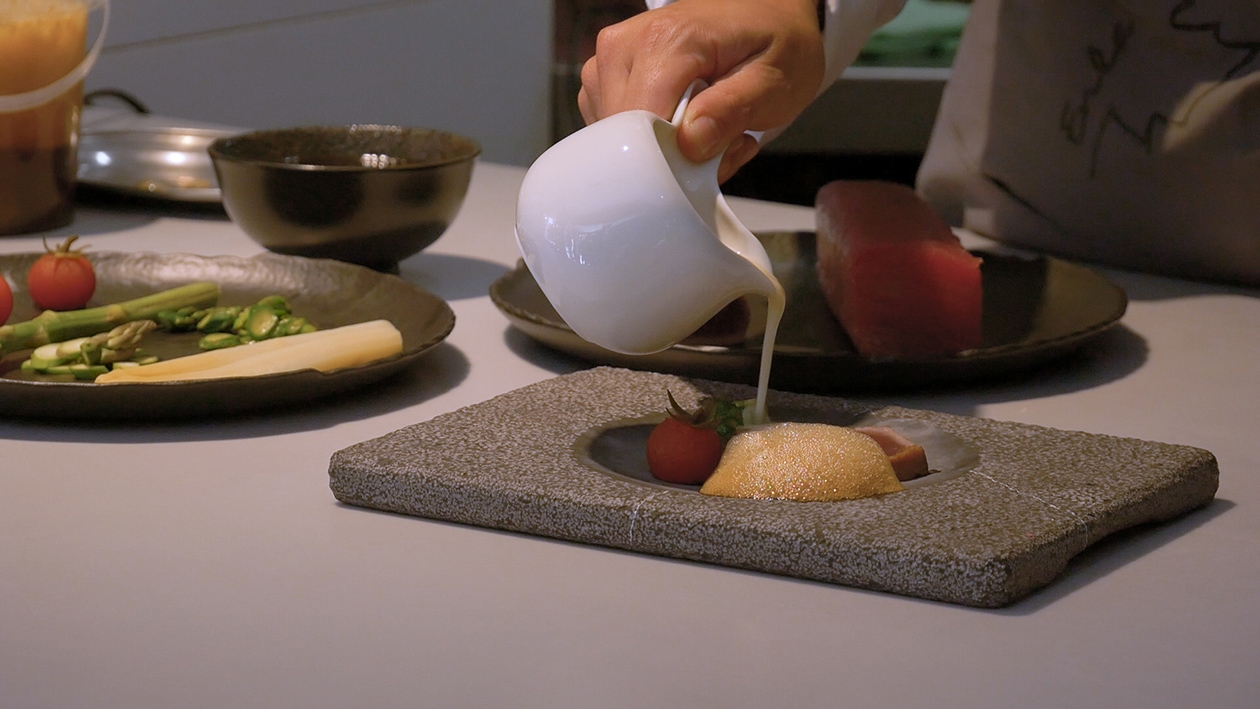 Tataki de atún con dúo de espárragos y aire de soja
