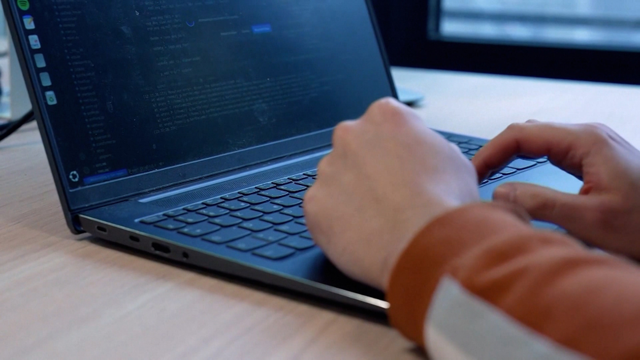 La UE regula la IA para frenar los sesgos de género en el empleo