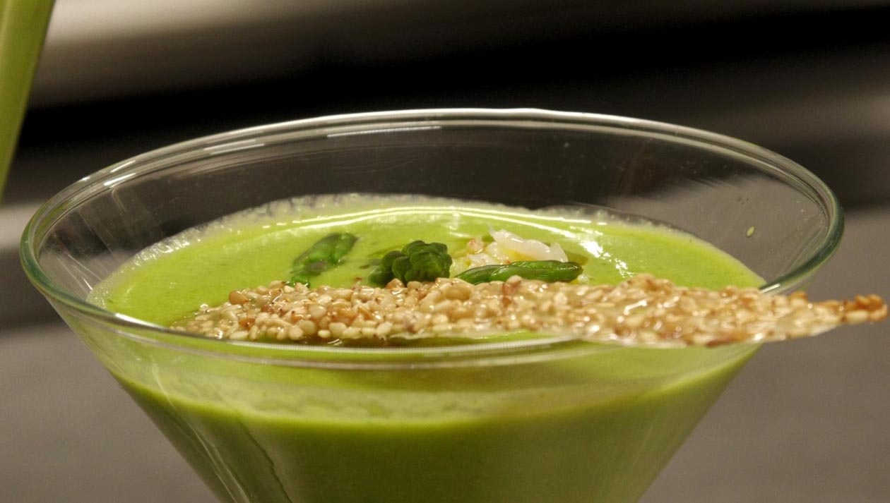 Crema de trigueros con gelé de limón, gambas y tejas de sésamo