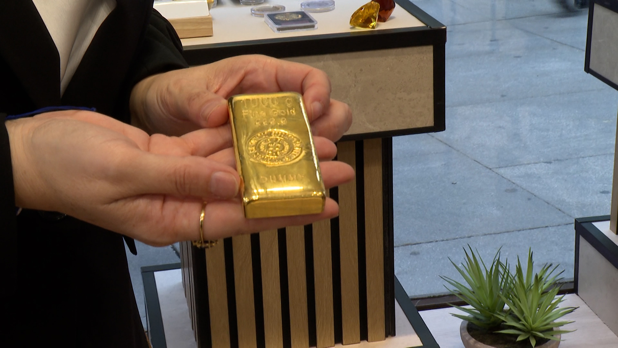 La revalorización del oro multiplica las tiendas de compraventa en los centros urbanos