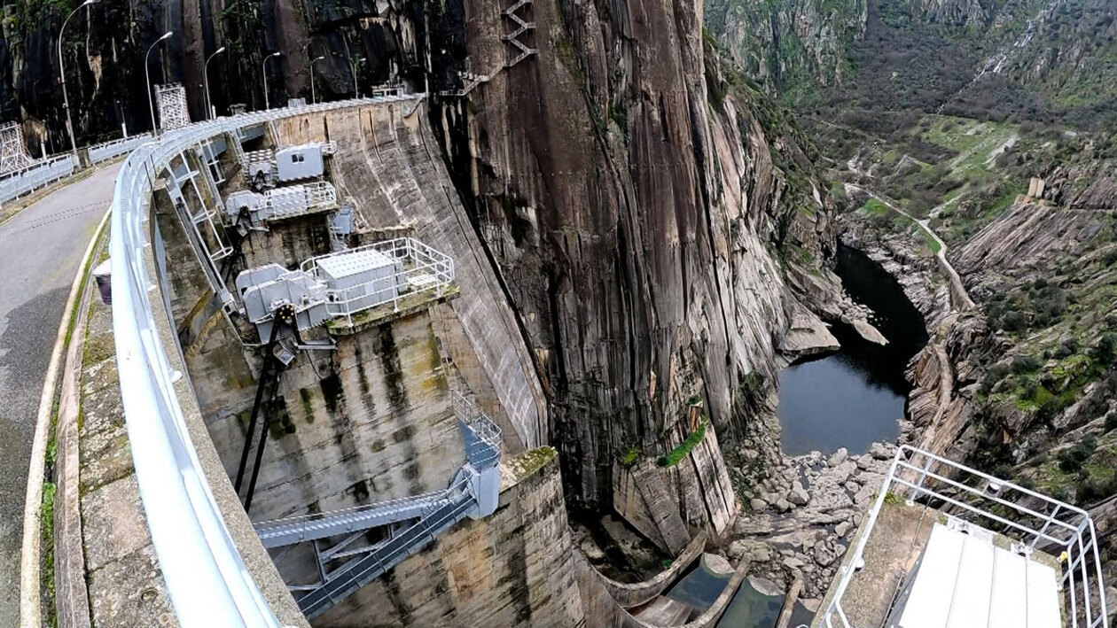 La central de Aldeadávila, una de las mayores generadoras de energía eléctrica de España