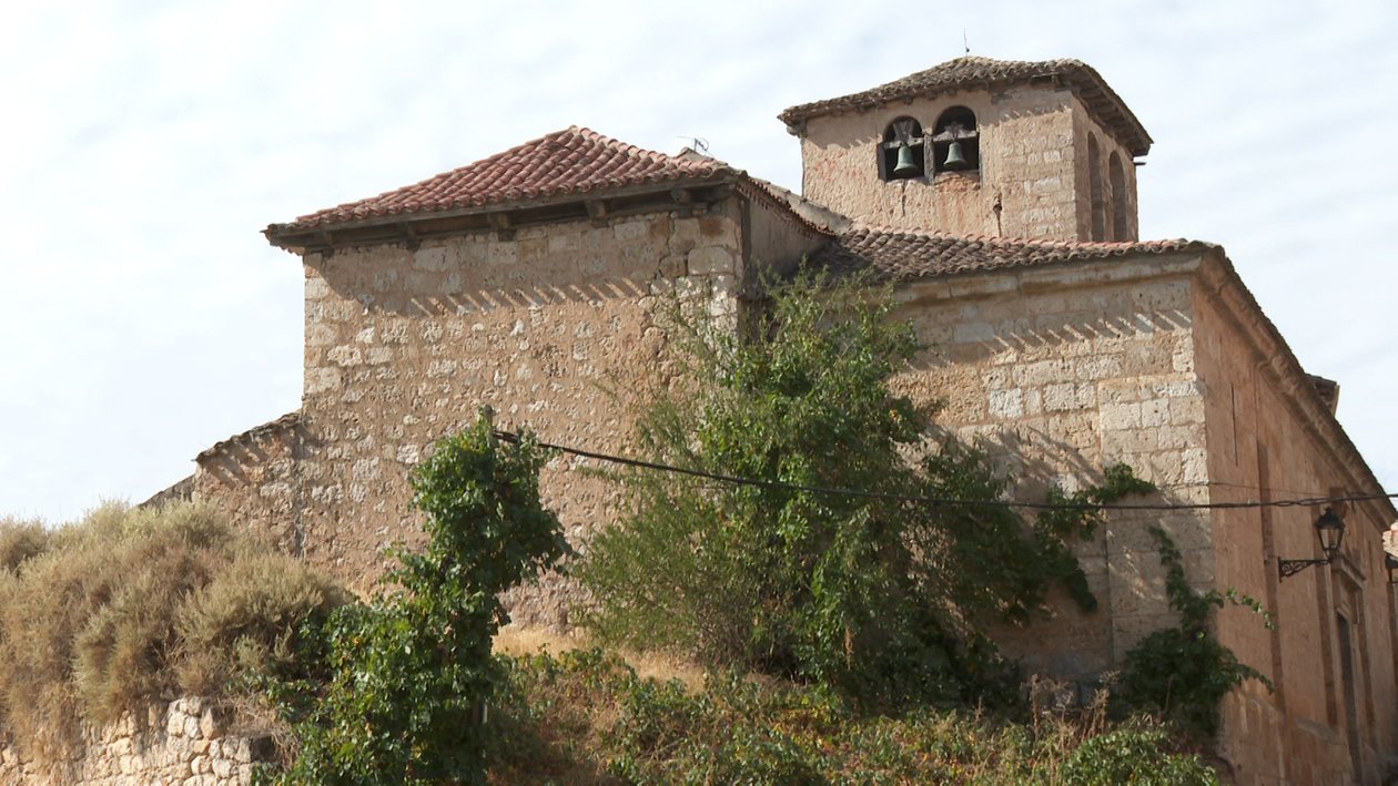 La iglesia de San Esteban de Roa se hunde entre el abandono institucional y la entrega vecinal