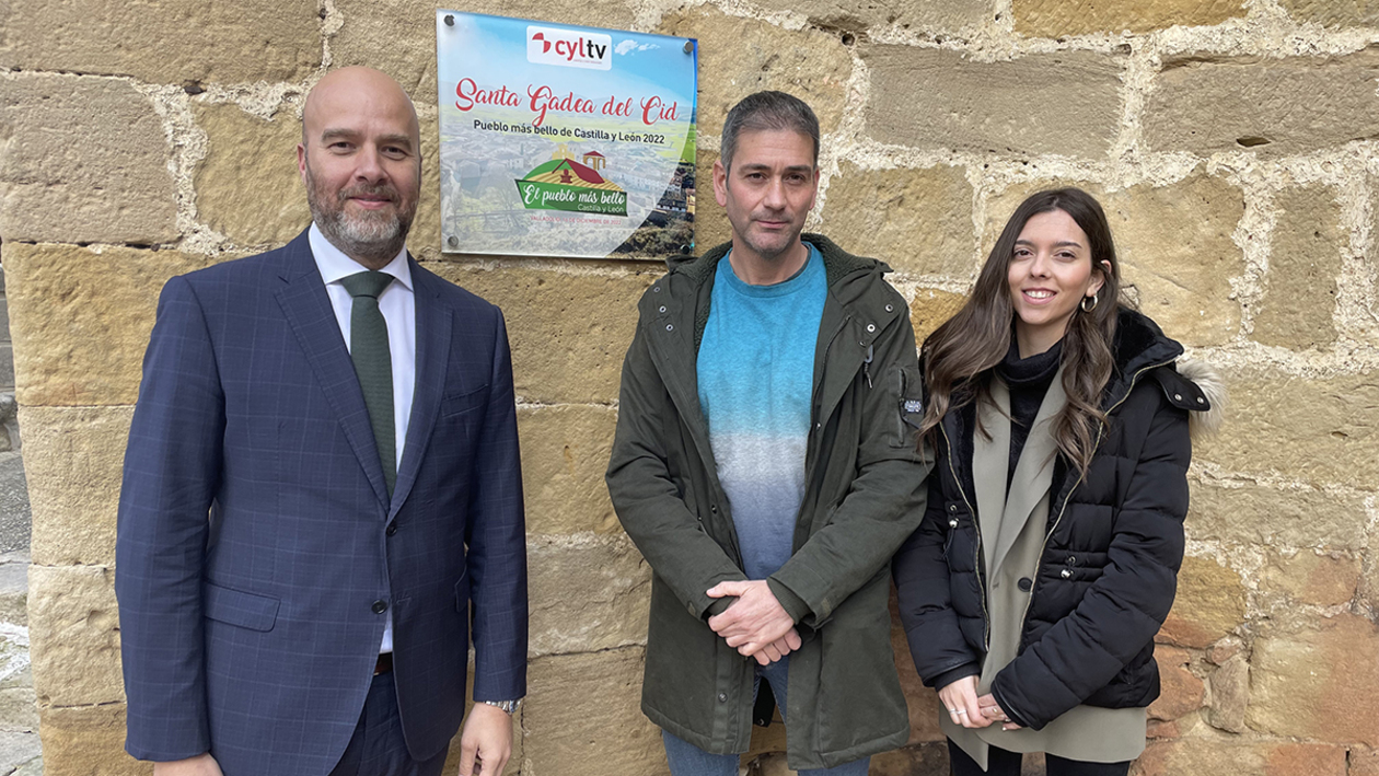 Santa Gadea del Cid ya luce la placa que lo reconoce como ‘El pueblo más bello de Castilla y León 2022’
