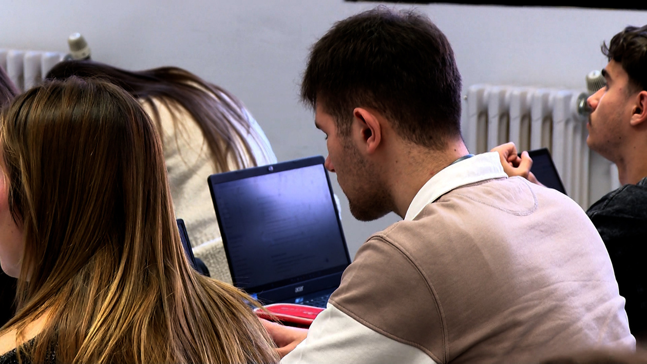 El absentismo en la universidad supera el 42%: aulas vacías, compra digital de apuntes y falta de interés intelectual