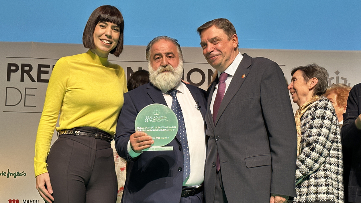 Javier Pérez, director del programa de CyLTV ‘El Arcón’, recoge el Premio Nacional de Gastronomía