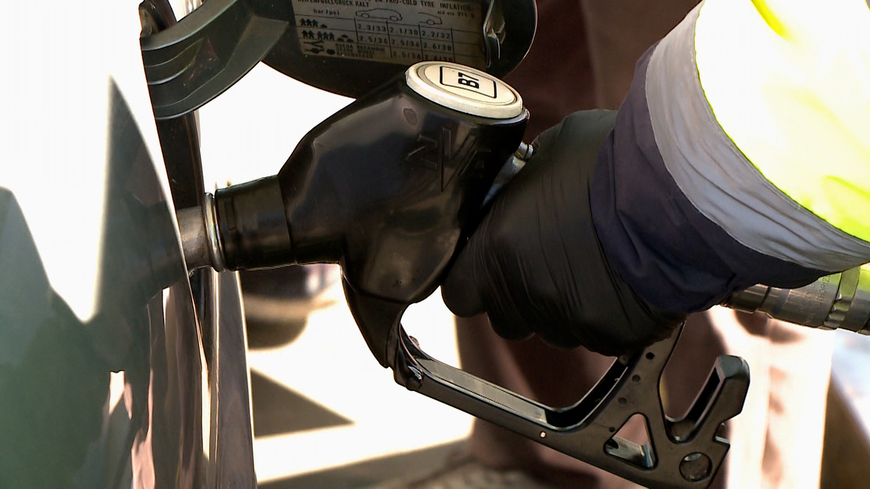 El precio del combustible se dispara y anula la rebaja del IVA del Gobierno