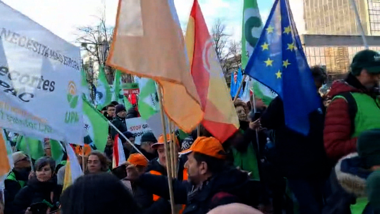 Miles de agricultores colapsan Bruselas contra los recortes de la PAC