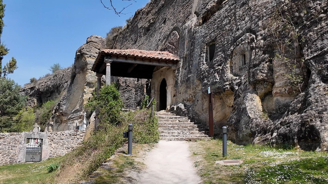 Una iglesia románica del siglo VI esculpida a mano, a pico y pala, en plena roca