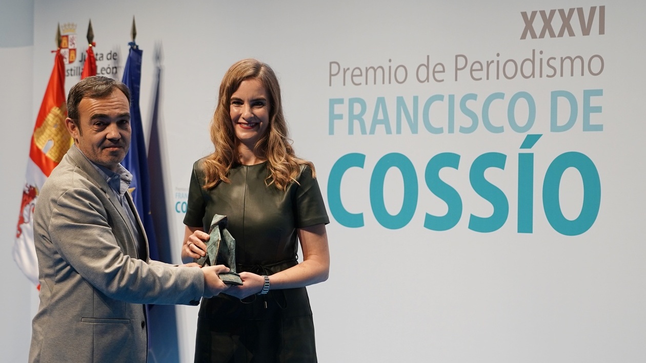 Elena Rodríguez y Xulio Nogueira reciben el Premio Cossío 2021 en la modalidad de Televisión por la docuserie de CyLTV ‘Hundidos’