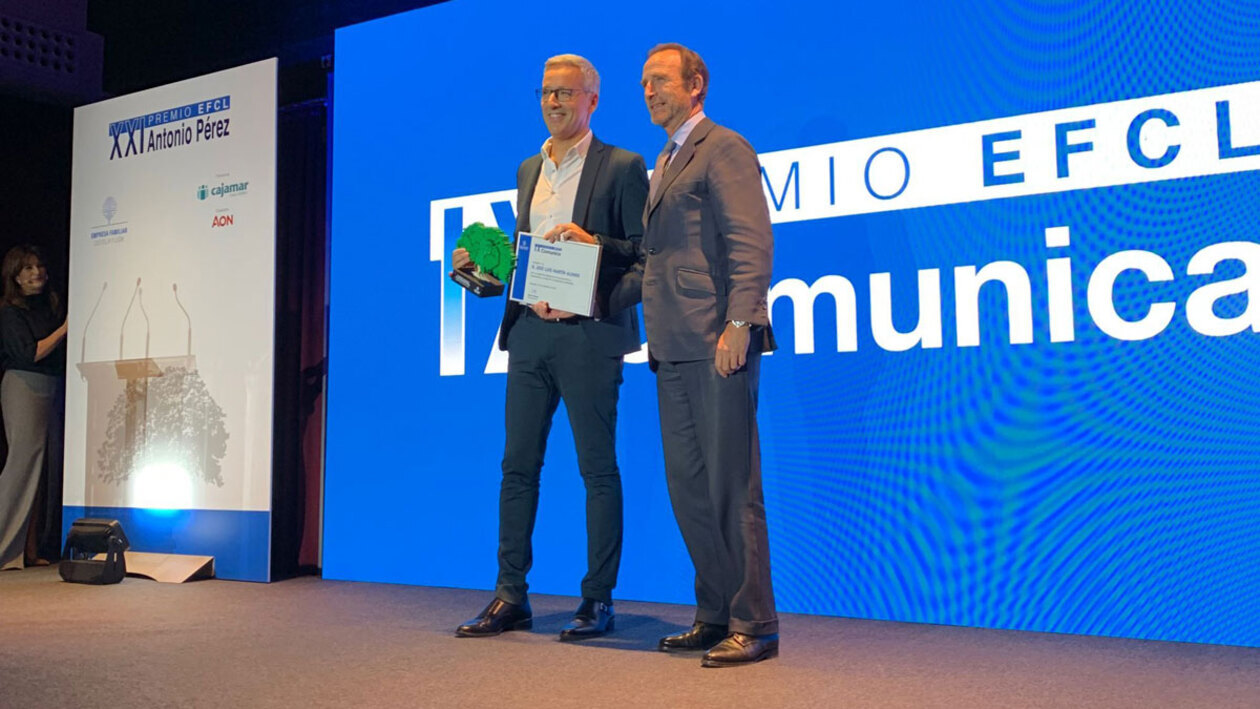 El periodista de CyLTV José Luis Martín recoge el Premio Comunica otorgado por Empresa Familiar de Castilla y León