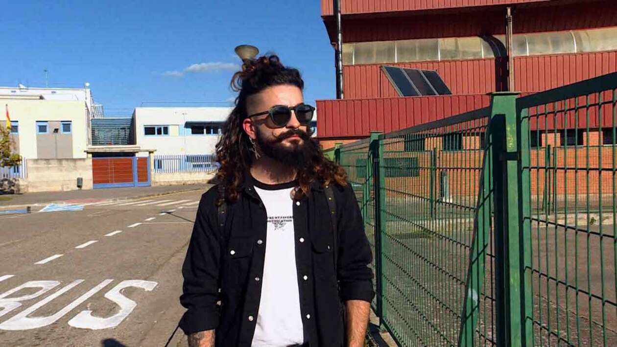 T1/E8: Aníbal, el vecino titiritero