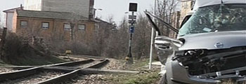 Muere una mujer al ser arrollado su turismo por el tren en un paso a ...