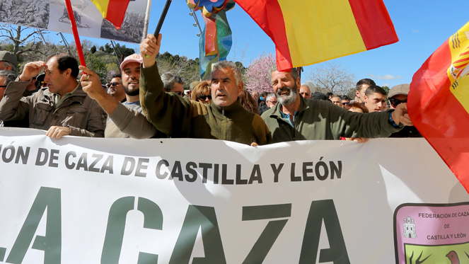 La defensa de la caza se planta frente a las Cortes de Castilla y León ...
